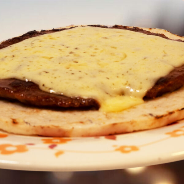 Arepa con Queso y carne de hamburguesa